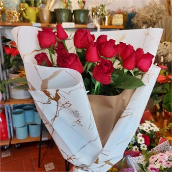חבילת ורדים רומנטית באדום